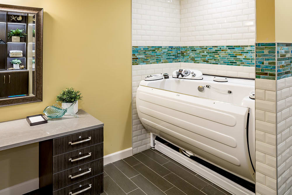 large shower tub at Azpira Place of Lake Zurich