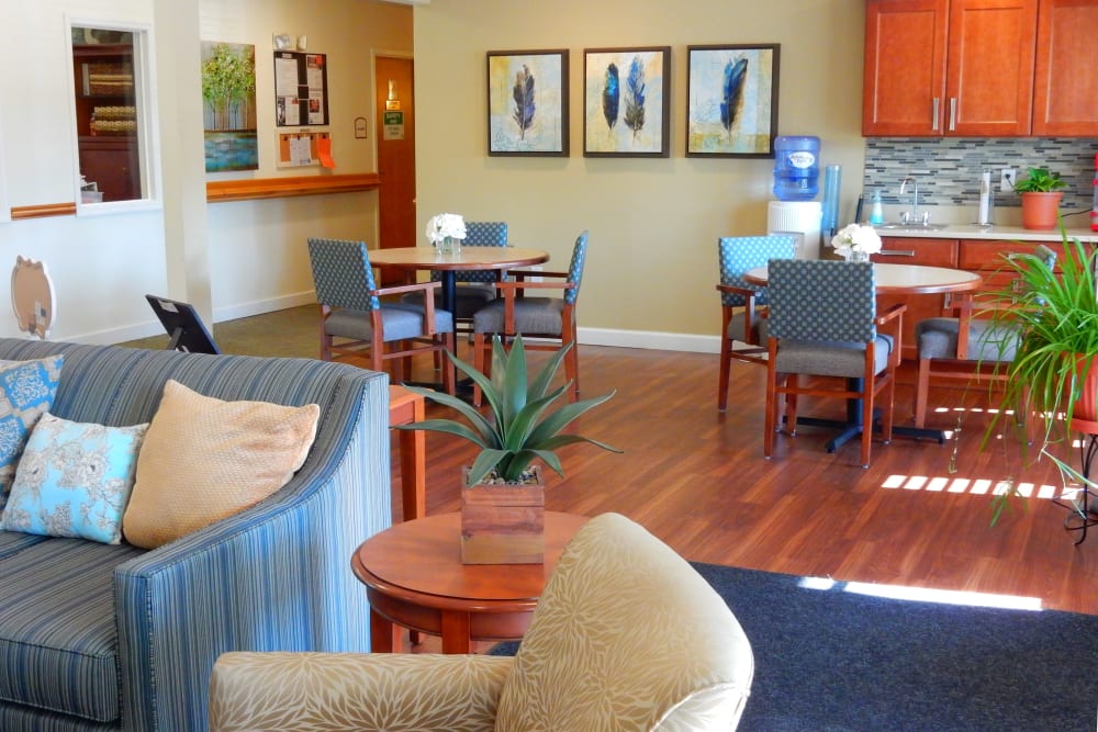 Cozy sitting room at Carriage Court of Grove City in Grove City, Ohio