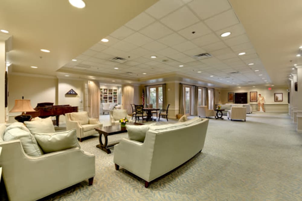 Lounge area at Carriage Court of Kenwood in Cincinnati, Ohio.