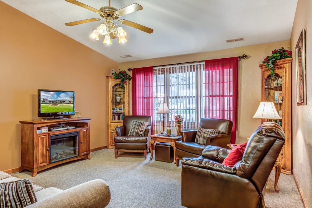 Communal lounge area at Brookstone Suites of Effingham in Effingham, Illinois.