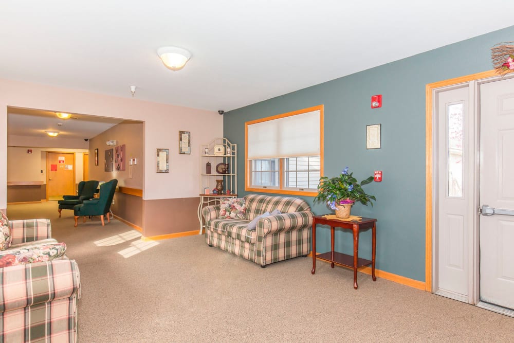 Cozy sitting area with foliage and comfy armchairs at Emerald Glen of Olney in Olney, Illinois