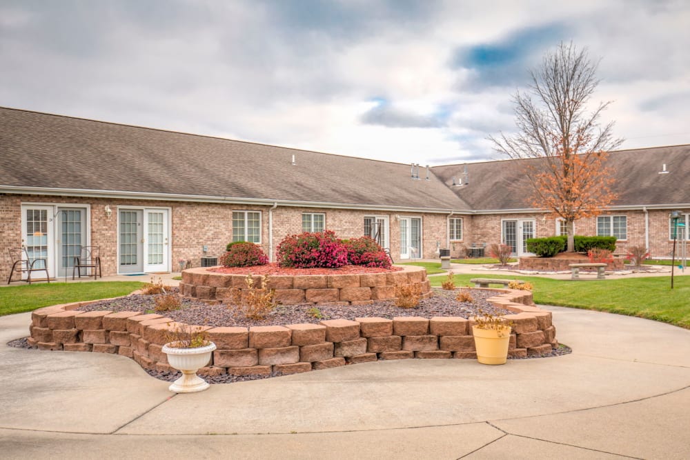 Courtyard with foliage at Brookstone Estates of Olney in Olney, Illinois