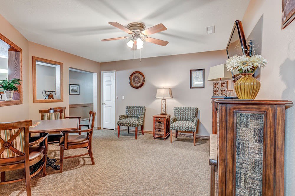 Elegant sitting room at Brookstone Estates of Mattoon South in Mattoon, Illinois
