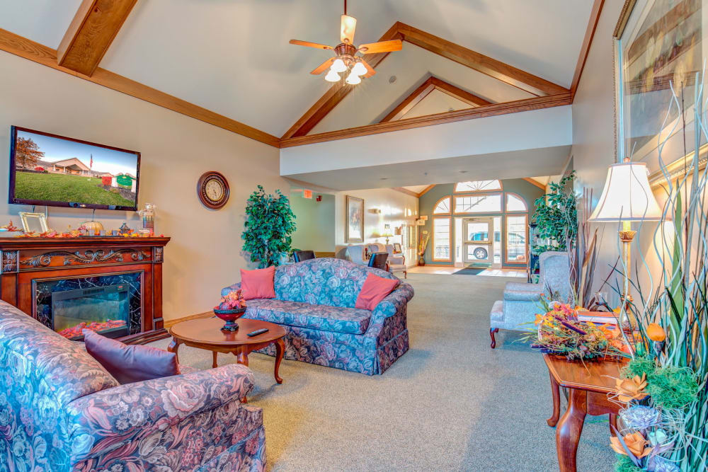 Lounge area at Brookstone Estates of Harrisburg in Harrisburg, Illinois.