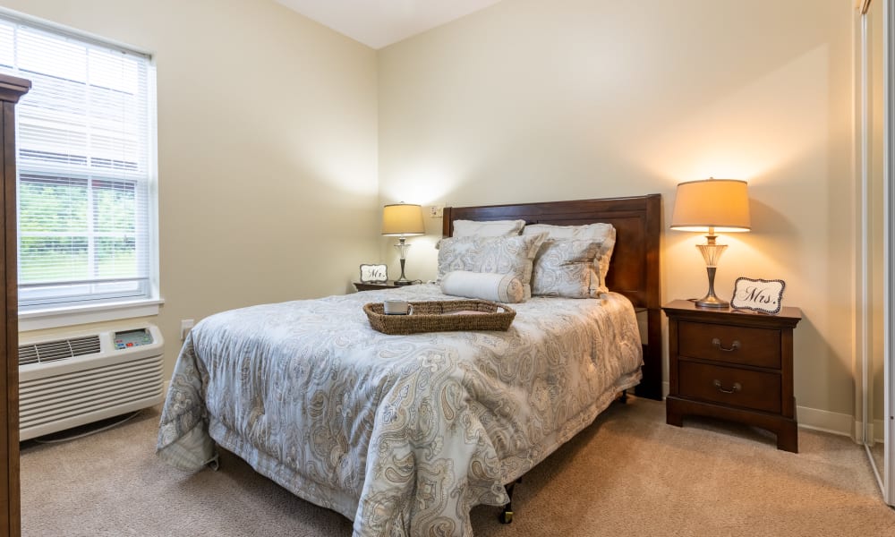 Assisted-Living-Memory-Care-Azpira-Place-Breton-Bedroom