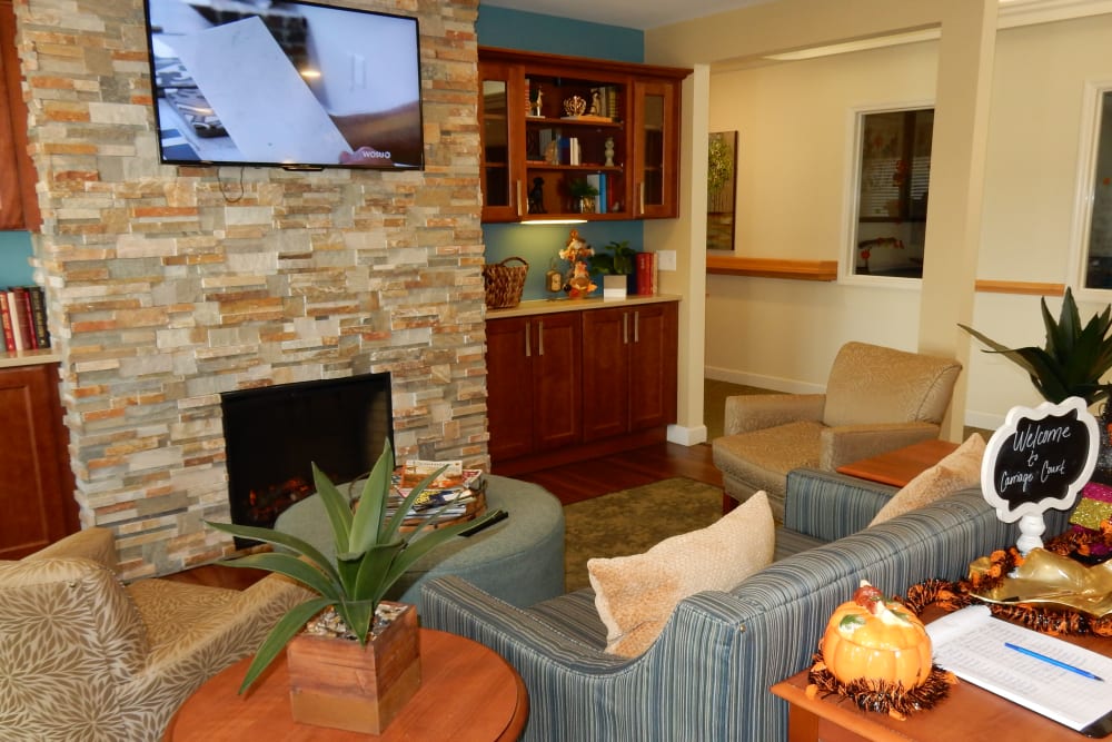 Community living room at Carriage Court of Grove City in Grove City, Ohio