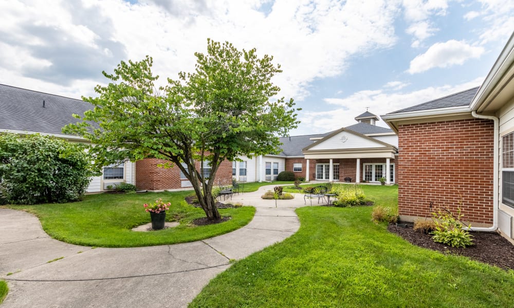 Assisted-Living-Memory-Care-Azpira-Place-Breton-Courtyard