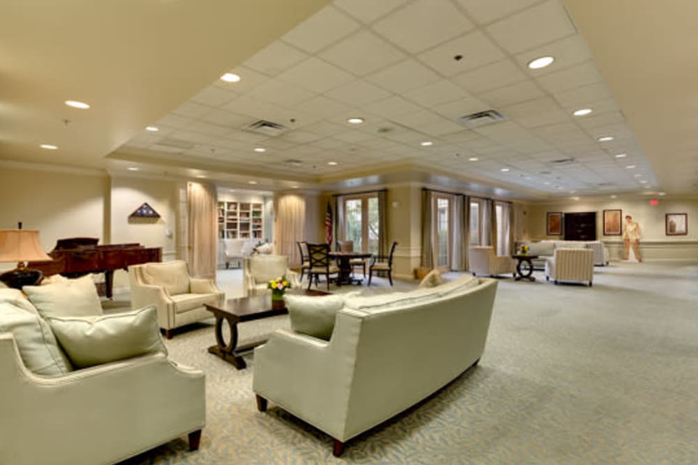 Enticing lounge area at Carriage Court of Kenwood in Cincinnati, Ohio.