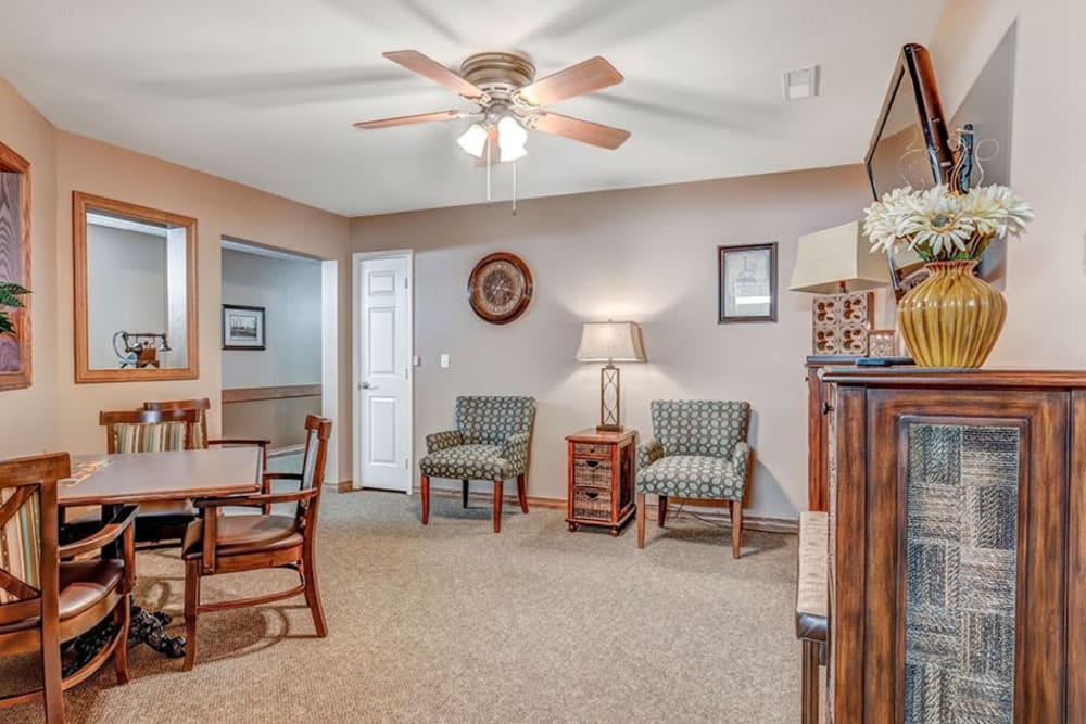 Cozy sitting room at Brookstone Estates of Mattoon South in Mattoon, Illinois