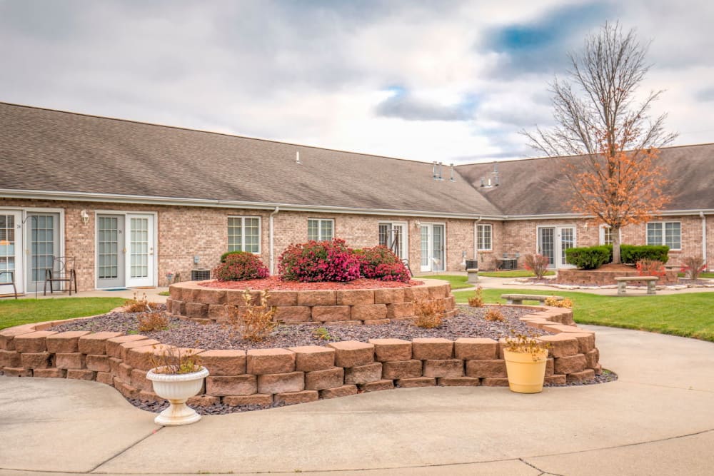 Courtyard of upscale senior living facility at Brookstone Estates of Olney in Olney, Illinois