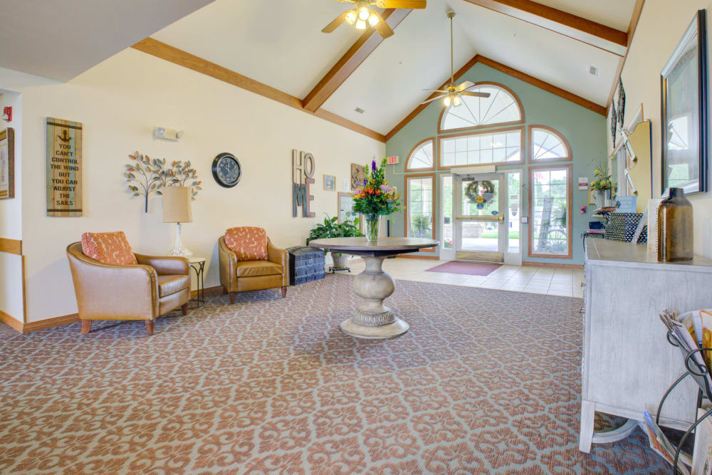 Airy open space with welcoming flowers and armchair seating at Brookstone Estates of Vandalia in Vandalia, Illinois